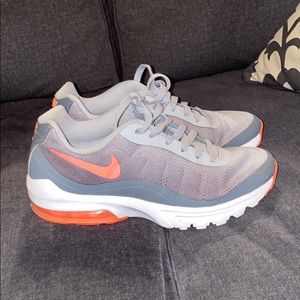 Nike air max invigor.